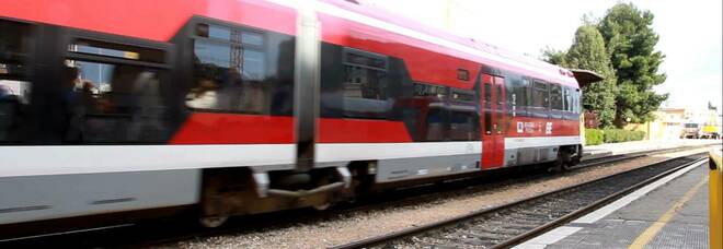 Suicidio choc sotto un treno in transito: caos sulla linea tra Bari e Foggia