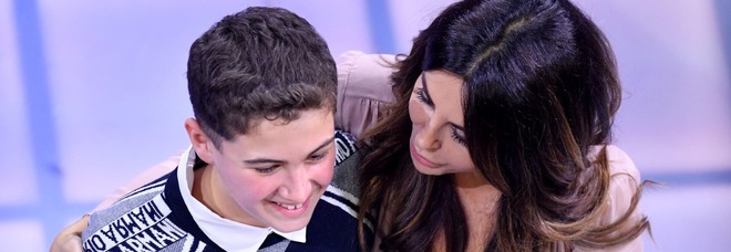 Sabrina Ferilli a Sanremo 2022, l'abbraccio con Josè, il figlio di Amadeus: l'invidia dei fan : «Vorrei essere lui»