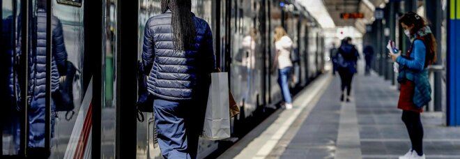 Due ragazze stuprate sullo stesso treno: fermati due giovani. Choc sulla Milano-Varese