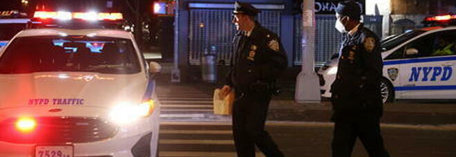 Tragedia a New York: ucciso un agente di polizia e un altro ferito in una «imboscata»
