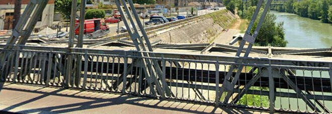 Roma, «ho il vizio del gioco, voglio morire»: 52enne tenta di lanciarsi dal ponte di ferro