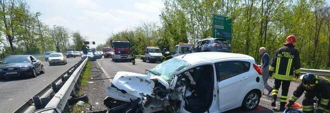 Milano, maxi-incidente fra tre auto: cinque feriti. Grave un bimbo di 7 anni