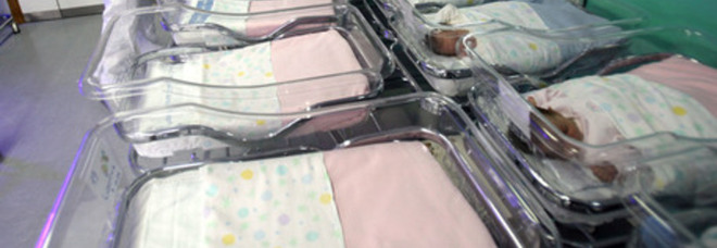 Italia, calo della natalità: nelle culle sempre meno bimbi, nel 2050 spariranno 5 milioni di persone