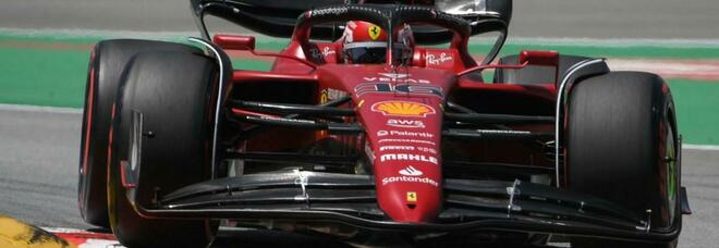 Leclerc, una pole da fenomeno. Con la Ferrari piega Verstappen, tornano a ruggire le Mercedes