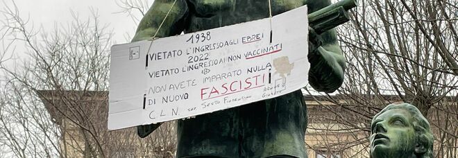 Firenze, spunta il cartello choc nel Giorno della Memoria: «Green Pass come gli ebrei nella Shoah»