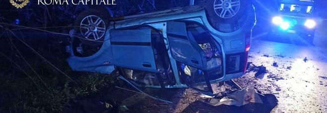 Roma choc, auto con cinque ragazzi si schianta contro un albero e si ribalta: morto un 17enne