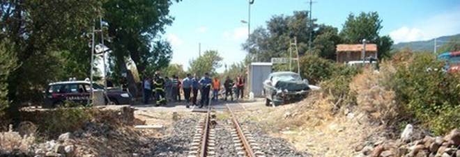Auto travolta da un treno al passaggio a livello: morto sul colpo il conducente