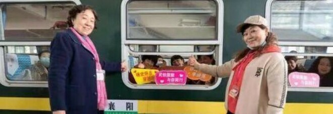 Cina, a Wuhan è partito il primo treno turistico del 2021: a bordo 900 persone, tour di due giorni