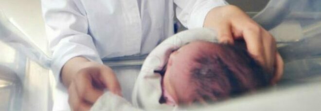 Bambino nato con tre peni, il primo caso al mondo: «Operato, ora sta bene»