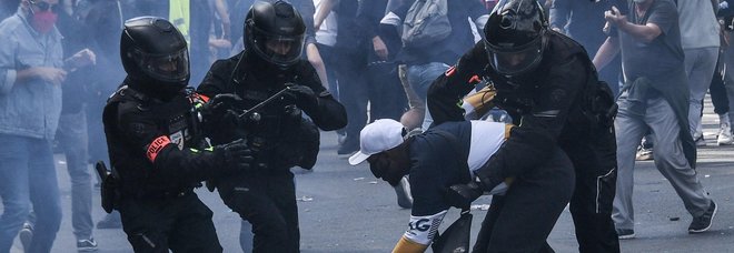 Floyd, 15 mila a Parigi: scontri tra black bloc e polizia