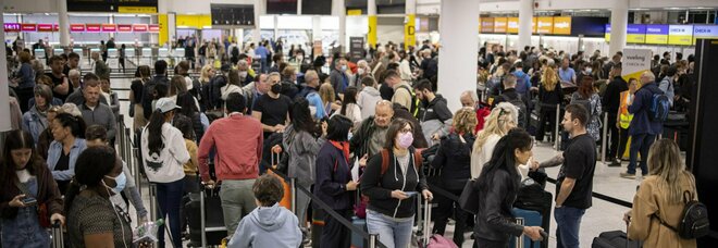 Gb, caos negli aeroporti: guasti e poco personale