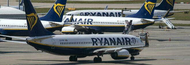 «Mancano anche acqua e cibo per gli equipaggi»: lo sciopero dell'8 giugno di Ryanair (e delle altre low cost) che rischia di bloccare l'estate