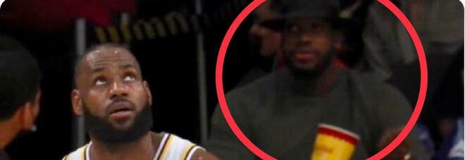 «Lebron James guarda se stesso»: ecco chi è il 'sosia' sugli spalti. Anche lui giocava in NBA