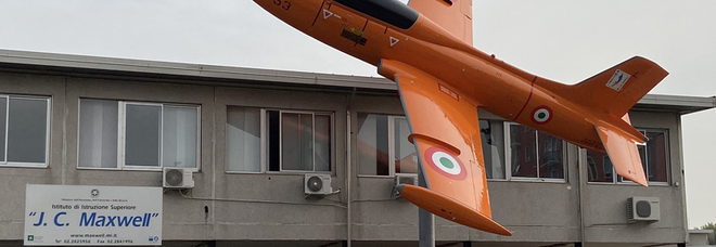 All'istituto J.C. Maxwell di Milano "si vola": restaurato un aereo storico