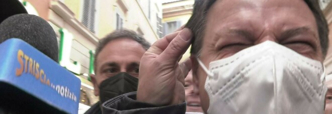 Striscia la notizia, Enrico Lucci tira i capelli di Giuseppe Conte: «Dimostrami che sono veri»
