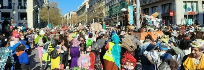 Marsiglia, seimila in piazza per festeggiare (non autorizzati) il Carnevale