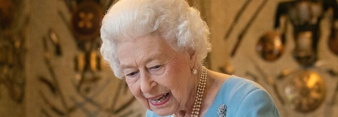 La Regina Elisabetta positiva al Covid: «Ha sintomi leggeri». Ma nella Casa Reale c'è apprensione