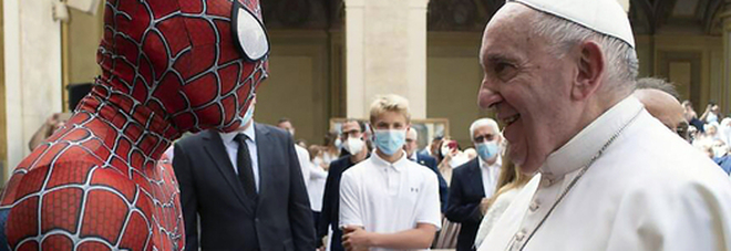 «Io, Spiderman tra i bimbi malati, una missione benedetta da Papa Francesco»