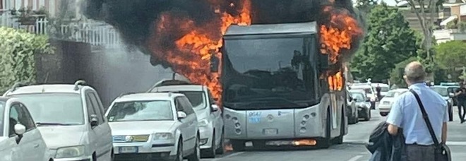 Roma choc, bus in fiamme lungo via Salaria: a fuoco anche le auto parcheggiate