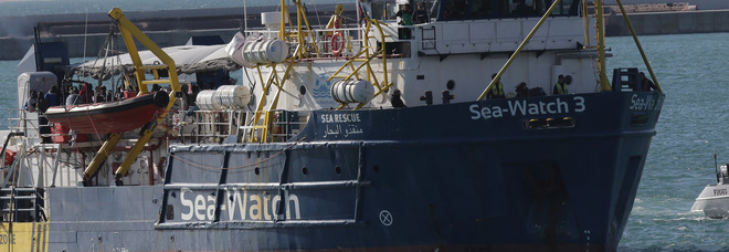 Migranti, tra i salvati da Sea Watch 28 positivi al coronavirus: in quarantena al largo di Porto Empedocle