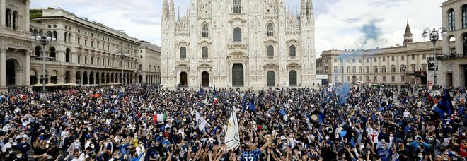 Tifosi Inter in Duomo, è allarme contagi. Il prefetto: «La piazza chiusa? Sarebbe stato peggio». E Sala e Salvini litigano sulla festa allo stadio