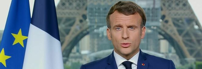 Covid in Francia, Macron: «Sì al green pass e alla terza dose, non escludiamo il vaccino obbligatorio»