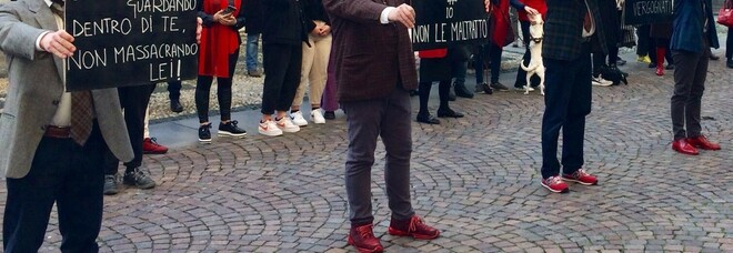 Da Biella in venti città «Uomini in scarpe rosse» per dire no alla violenza contro le donne