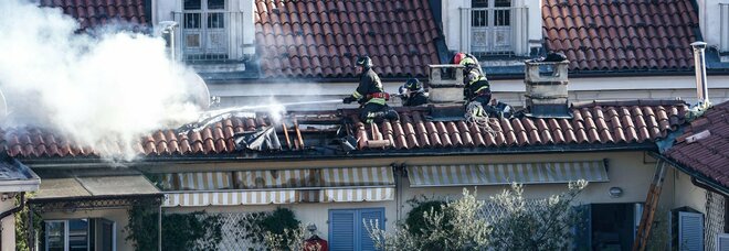 Torino, esplosione e incendio in una mansarda a due passi dal Comune. «Almeno due feriti»
