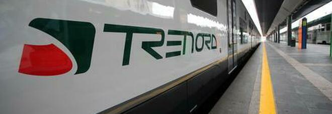 Milano, macchinista Trenord con green pass scaduto: annullato il treno. Disagi e proteste: «Hanno violato la norma»