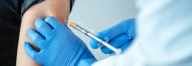 Vaccino, medici ed equipe nelle farmacie per somministrare le dosi