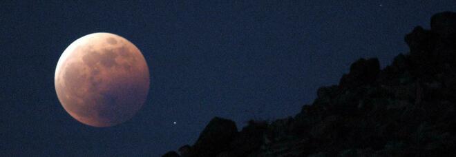 La luna si tinge di rosso, eclissi totale tra domenica 15 e lunedì 16 maggio: ecco dove vederla