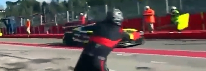 Valentino Rossi, esordio in auto: il pilota si "perde" ai box e il meccanico lo rincorre