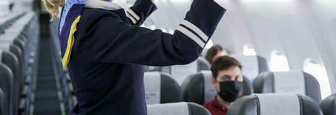 Si rifiuta di mettere la mascherina in aereo e mostra il lato B alle hostess: ora rischia vent'anni