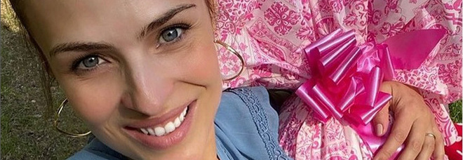 Cristina Chiabotto incinta del secondo figlio a meno di un anno dalla prima, l'annuncio social: «Presto saremo in quattro»