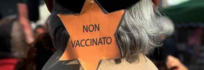 Germania, condanne ai no vax che paragonano i vaccini all'olocausto: multe da 1.800 euro