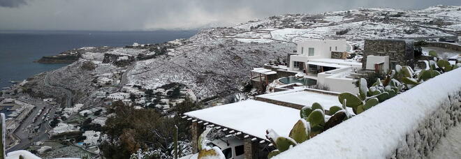 Neve in Grecia, anche sulle Cicladi: lo spettacolo di Mykonos e Nasso imbiancate