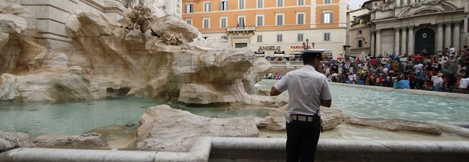 Turista immerge i piedi a Fontana di Trevi, multa da 450 euro