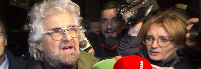 Beppe Grillo, l'auto dell'incidente ancora tra le montagne dopo 39 anni. Il sindaco: «La faccia rimuovere»