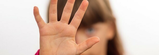 Aiuta il fidanzato ad abusare di una bambina: l'orrore filmato dal pedofilo