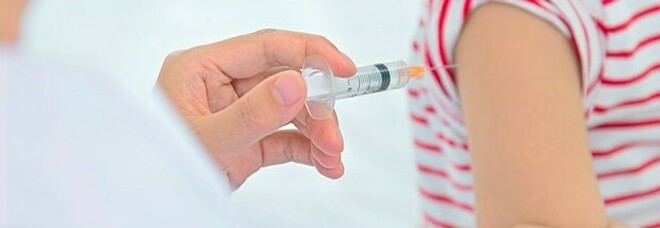 Covid, virologo Pregliasco: «Sì a vaccino anche per bimbi piccolissimi»