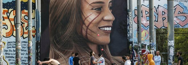 Prenestina, street artist aggredito e derubato mentre dipinge il murale di Luana D'Orazio