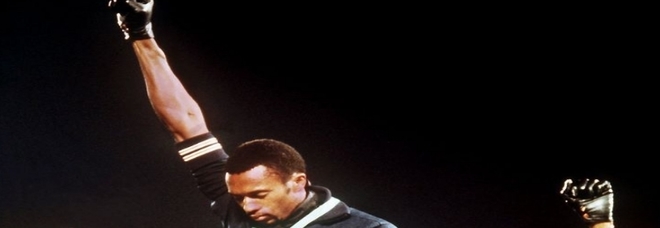 Razzismo, Tommie Smith alza di nuovo il pugno come sul podio olimpico di Messico '68: "Terribile, rivivo le stesse sensazioni"