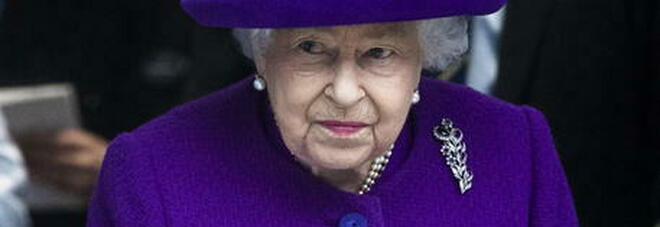 Elisabetta, la regina rifiuta il premio anziano dell'anno. «Vecchio è chi ci si sente»