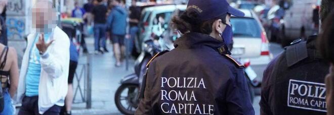 Roma, polizia locale interviene per disperdere assembramenti a San Lorenzo e viene accerchiata: due giovani arrestati