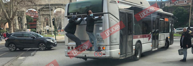 "Attaccati" al bus: così due passeggeri viaggiano indisturbati nel centro di Roma