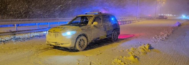 Tempesta di neve sulla Gran Bretagna: camion bloccati, uomo muore schiacciato da un albero