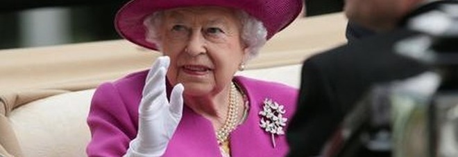 Coronavirus, la Regina Elisabetta sceglie di indossare guanti durante una cerimonia a Buckingham Palace: «Rischio contagio» LA FOTO