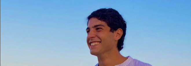 Roberto, morto a vent'anni a Firenze: è precipitato nel vuoto mentre si scattava un selfie