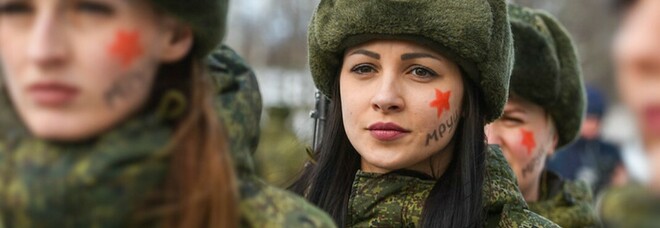 Per le soldatesse russe un concorso di bellezza: kalashnikov e rossetti durante la guerra in Ucraina