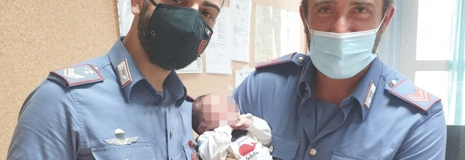 Neonato abbandonato in una cesta a Catania: salvato dai carabinieri. «Sta bene, aveva ancora il cordone ombelicale»